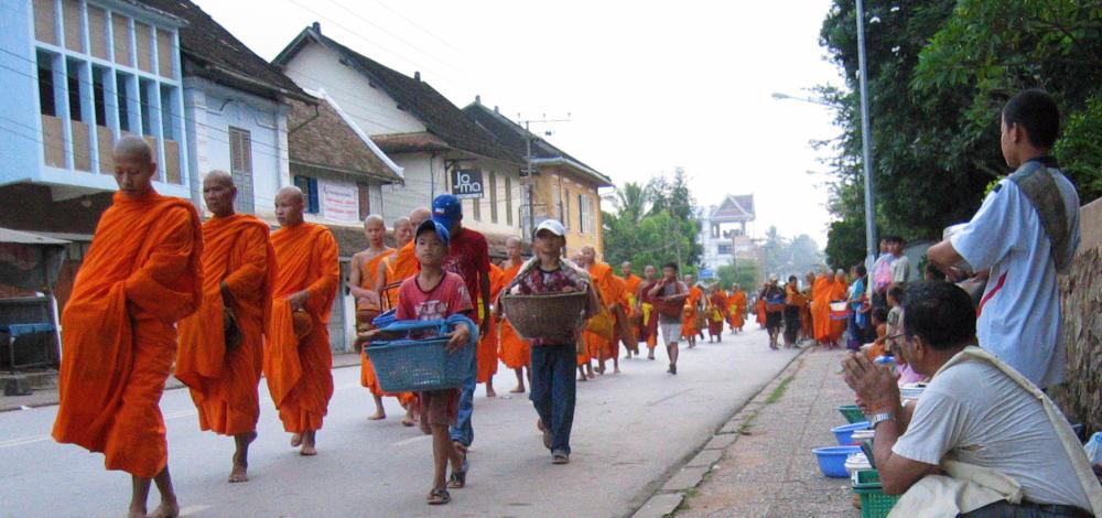 Quête des bonzes à Luang Prabang