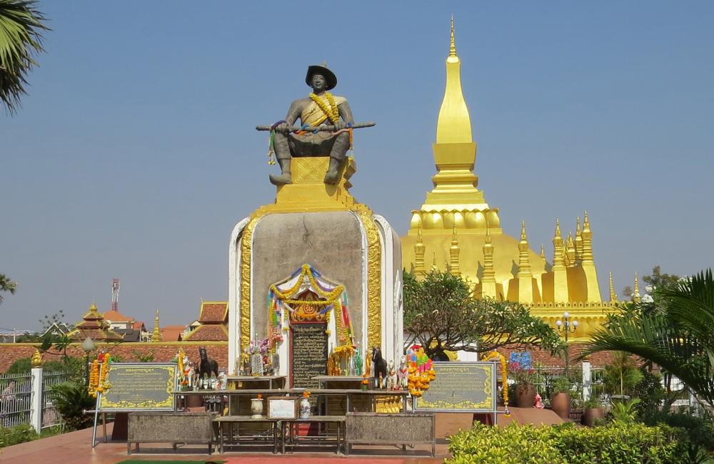 La statue du roi Setthathirat (1534-1571) au That Luang