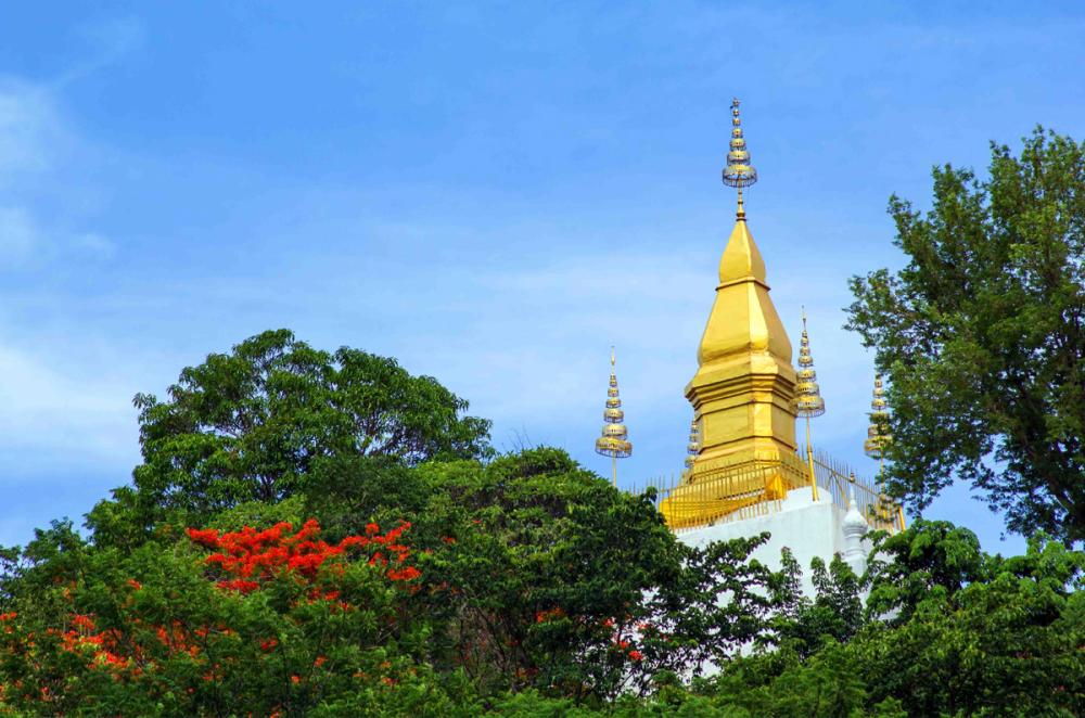 Le stupa au sommet du Mont Phousi