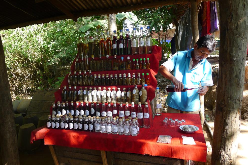 Spécialités d'alcools au village de Ban Xang Hai