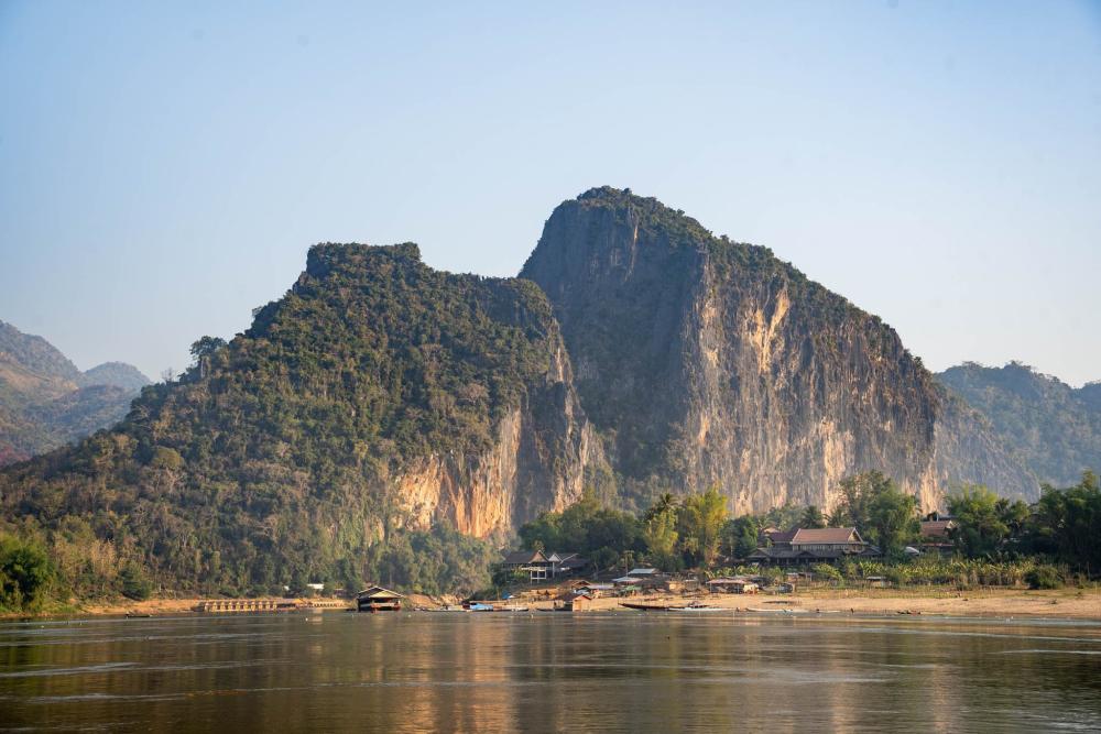 Environnement karstique autour des grottes de Pak Ou