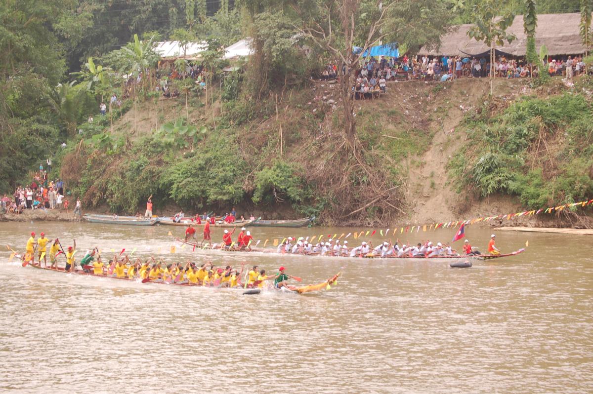 Finale des courses de pirogues à Ban Xieng Ngeun