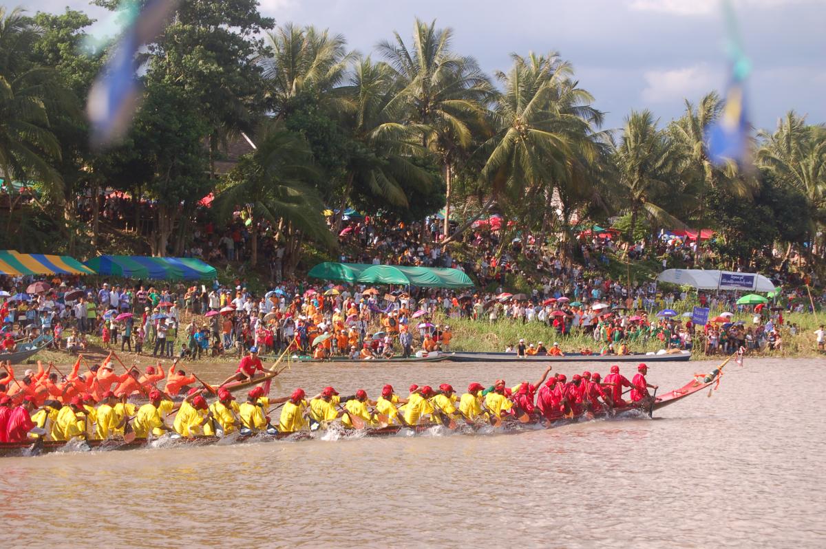 Course de pirogue sur la Nam Khan