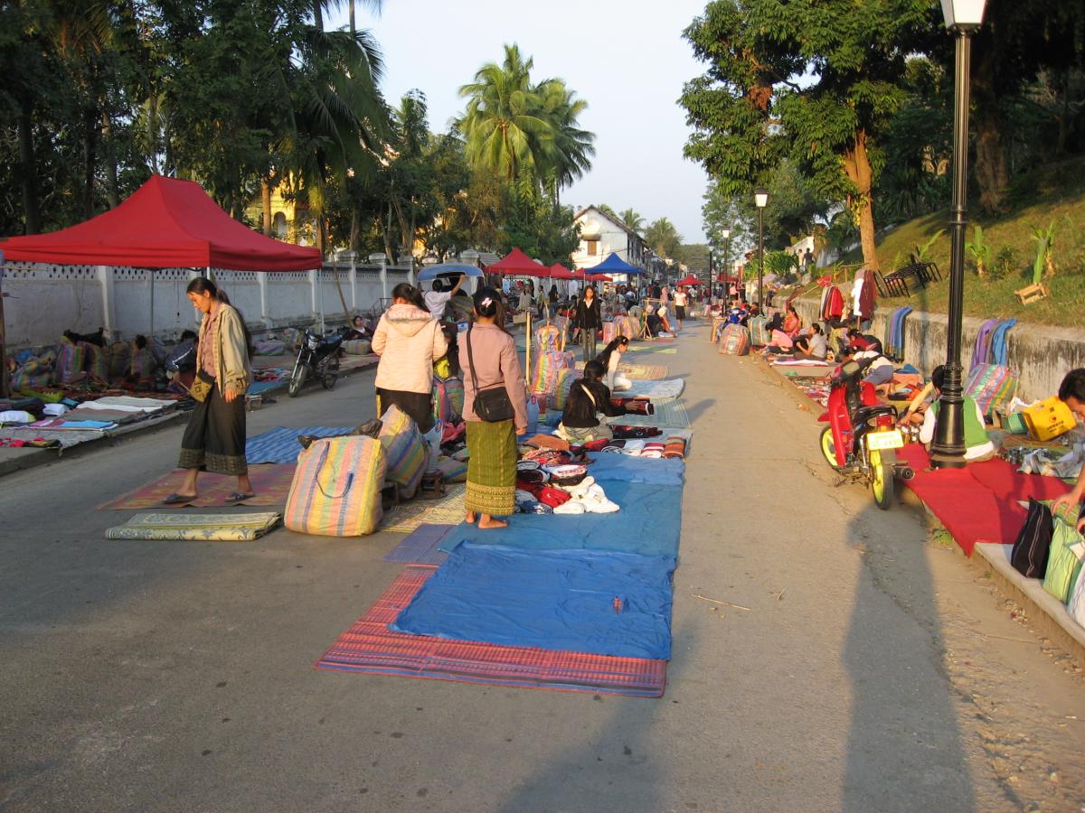 Les artisans locaux au marché de nuit