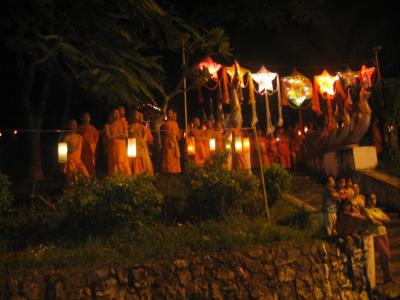 Bonzes parant leur temple de lanternes